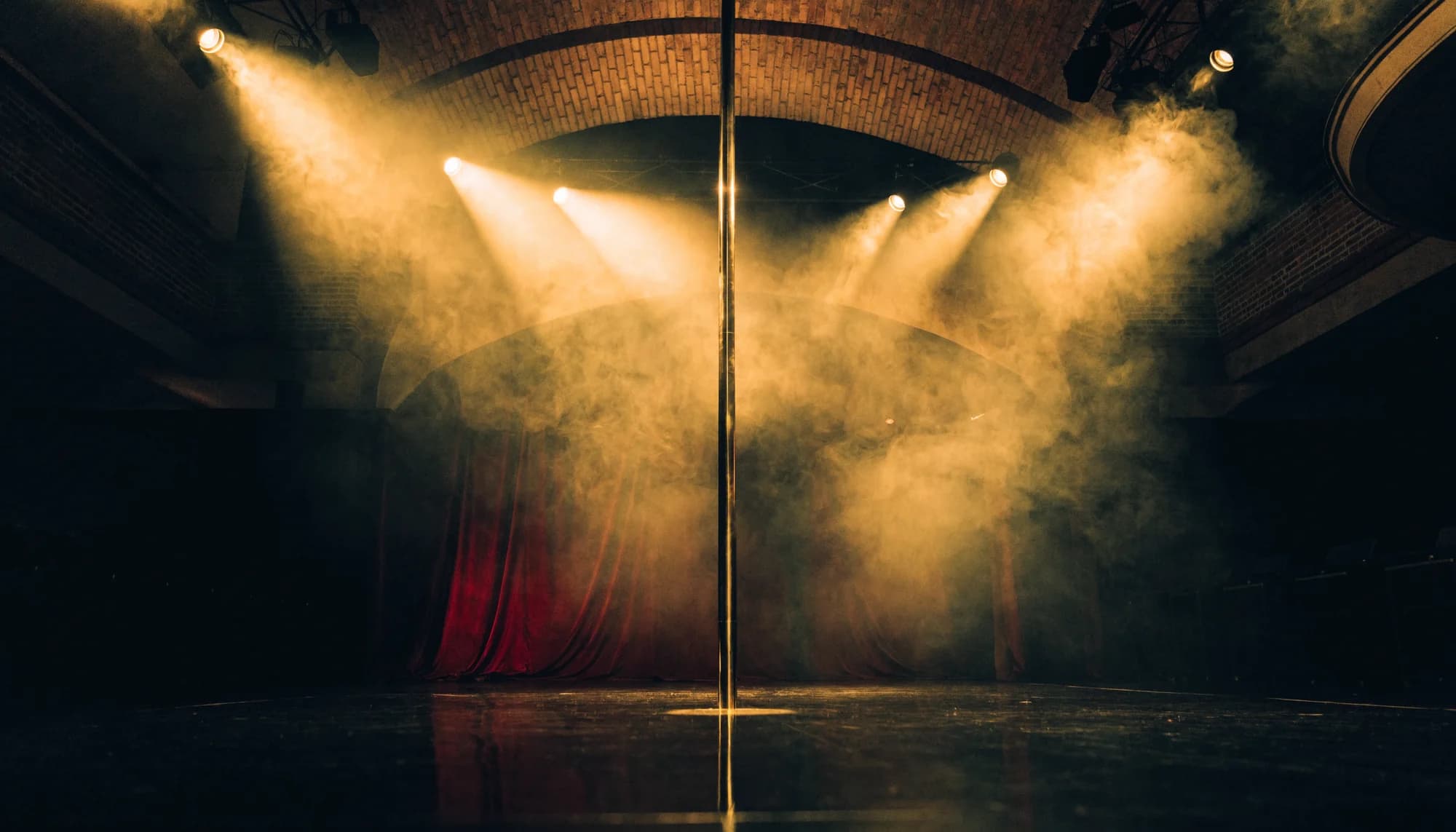 Pódium Secret Door s brass tyčí a zlatými světelnými kužely